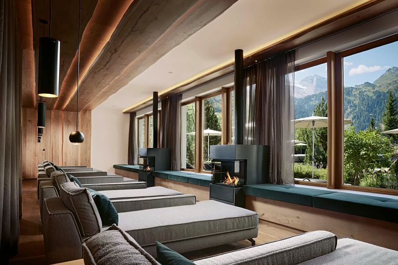 Hotel-Alpenhof-Hintertux-Ruheraum-Liegebetten-Aussicht.jpg
