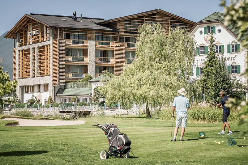 hotel-alpenresort-hotel-schwarz-aussenansicht-mit-golfplatz-hotelsinshape-best-fitness-hotels.jpg