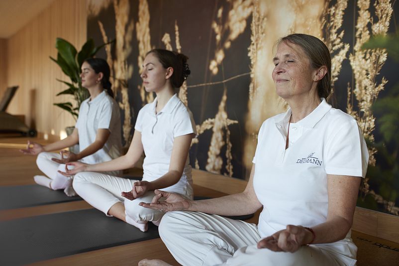 Hotel DEIMANN_Sauerland_hotelsINshape-best fitness hotels_BjoernLuelf_high_2023_YogaGrau23963.jpg
