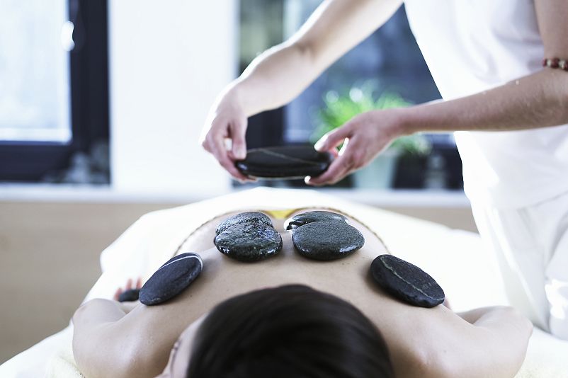 oetztaler-steinmassage-treatmentaqua-dome-tirol-therme-laengenfeld.jpg