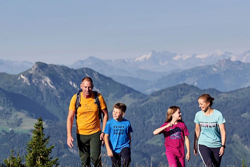 sporthotel-wagrain-familie-beim-wandern-in-wagrain-kleinarl2x.jpg