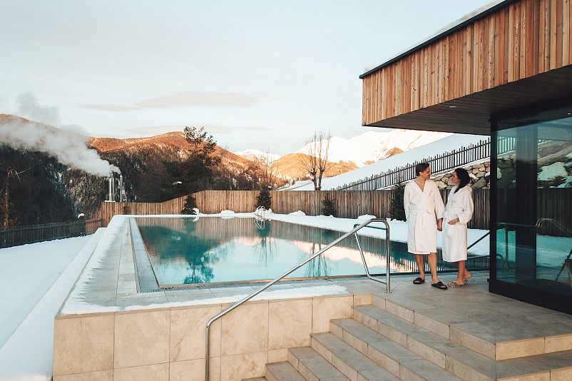 Tratterhof Mountain Sky Dolomites_Meransen_Winter_Aussenpool_Bergpanorama.jpg
