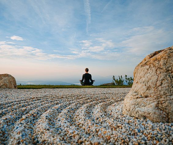 cmountain-resort-feuerberg-martin-hofmann-meditation.jpg