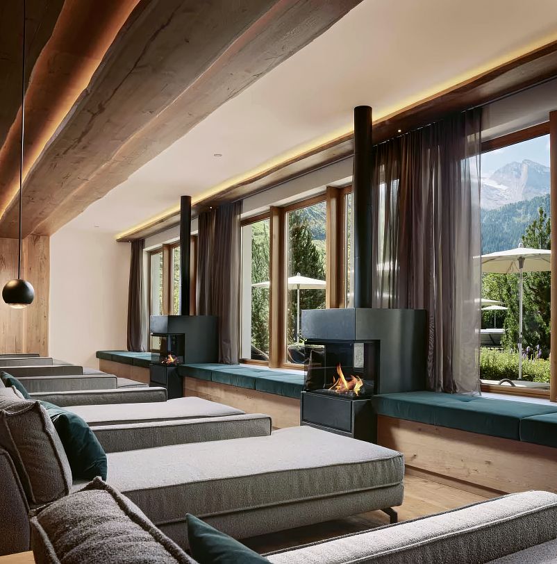 Hotel-Alpenhof-Hintertux-Ruheraum-Liegebetten-Aussicht.jpg
