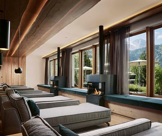 Hotel-Alpenhof-Hintertux-Ruheraum-Liegebetten-Aussicht.jpg