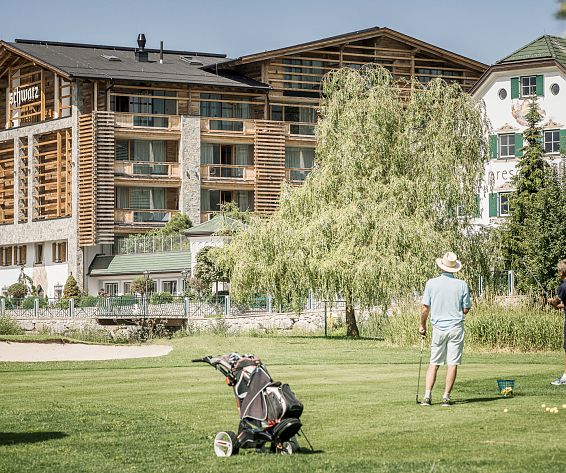 hotel-alpenresort-hotel-schwarz-aussenansicht-mit-golfplatz-hotelsinshape-best-fitness-hotels.jpg