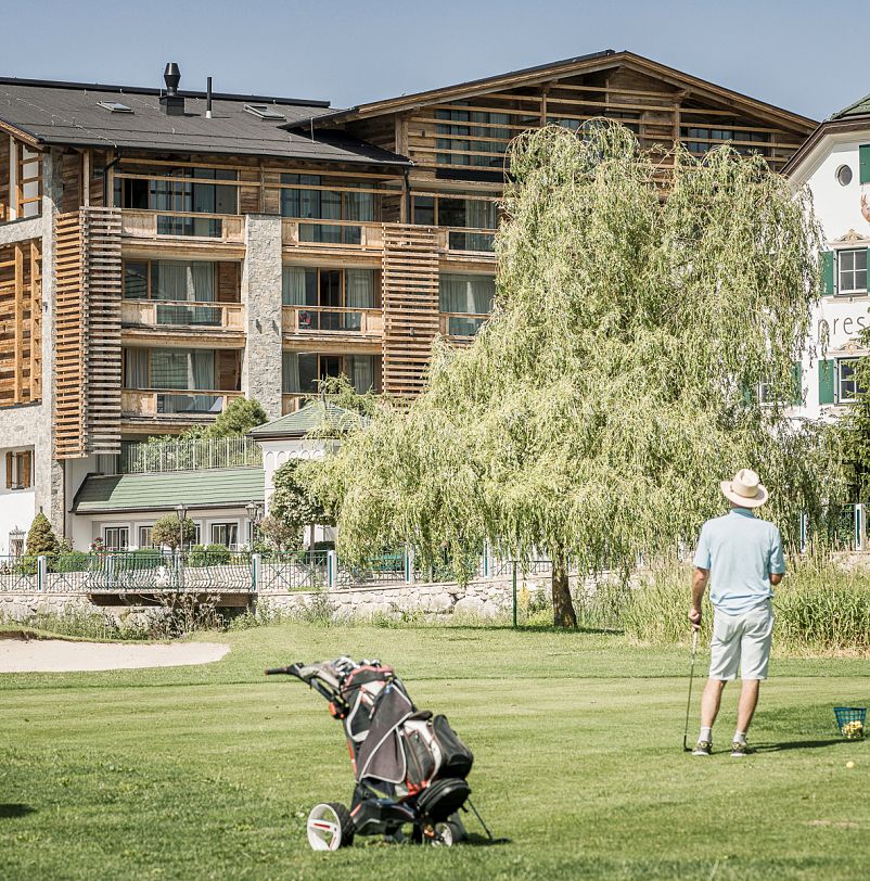 hotel-alpenresort-hotel-schwarz-aussenansicht-mit-golfplatz-hotelsinshape-best-fitness-hotels.jpg