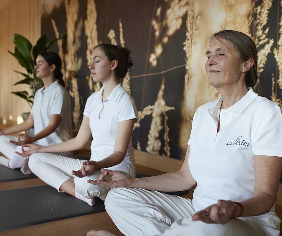 Hotel DEIMANN_Sauerland_hotelsINshape-best fitness hotels_BjoernLuelf_high_2023_YogaGrau23963.jpg