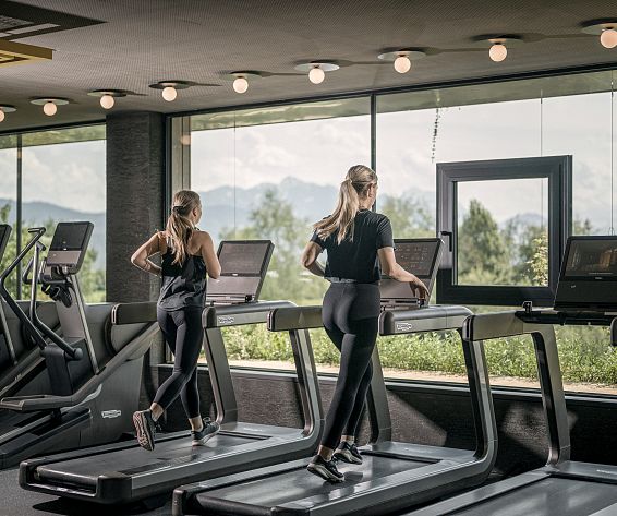 hotel-schwarz-fitnessraum3-hotelsinshapemood.at-2024.08.07-schwarz.135-web.jpg