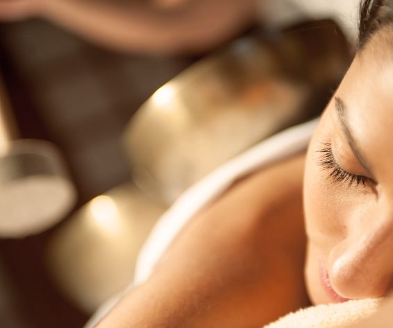 klangschalen-massage-treatment-aqua-dome-tirol-therme-laengenfeld.jpg