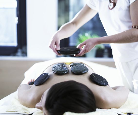 oetztaler-steinmassage-treatmentaqua-dome-tirol-therme-laengenfeld.jpg