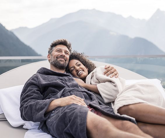 STOCKresort_Finkenberg_Zillertal_hotelsINshape_E_01 Paar Bademantel Outdoor (1).jpg