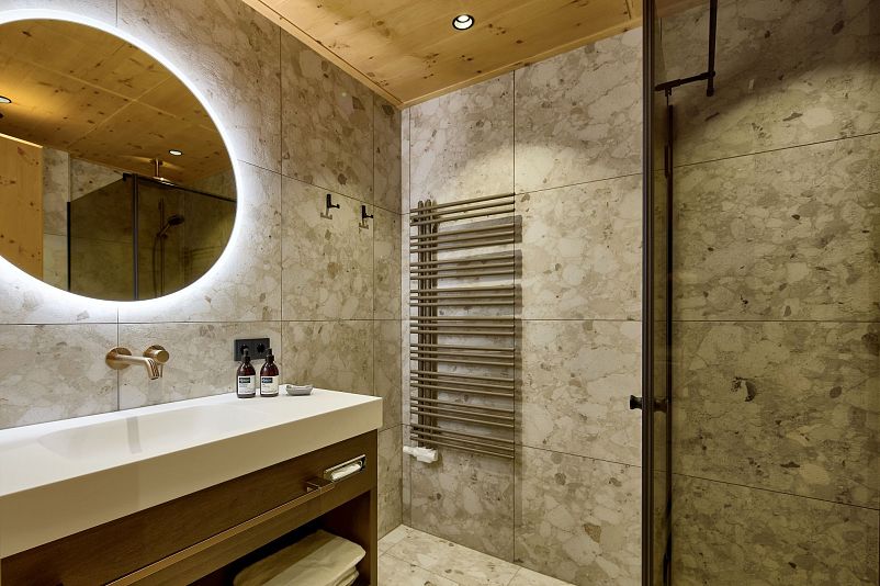 Natur Suite at Alpenhof Hintertux – bathroom with walk-in shower