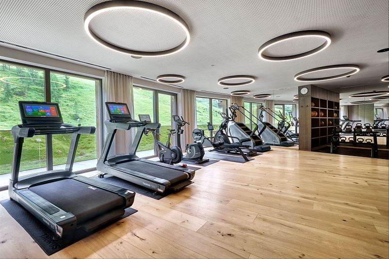 New panoramic fitness studio at Alpenhof Hintertux – cardio area with mountain view