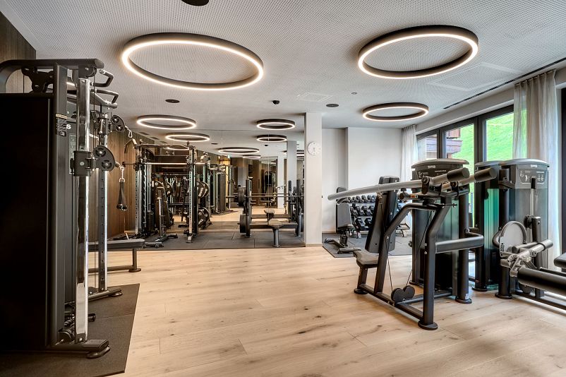New panoramic fitness studio at Alpenhof Hintertux – strength training area