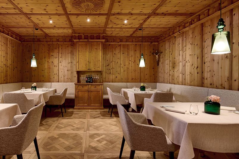 Genießerstube at Alpenhof Hintertux – table rows with parquet flooring