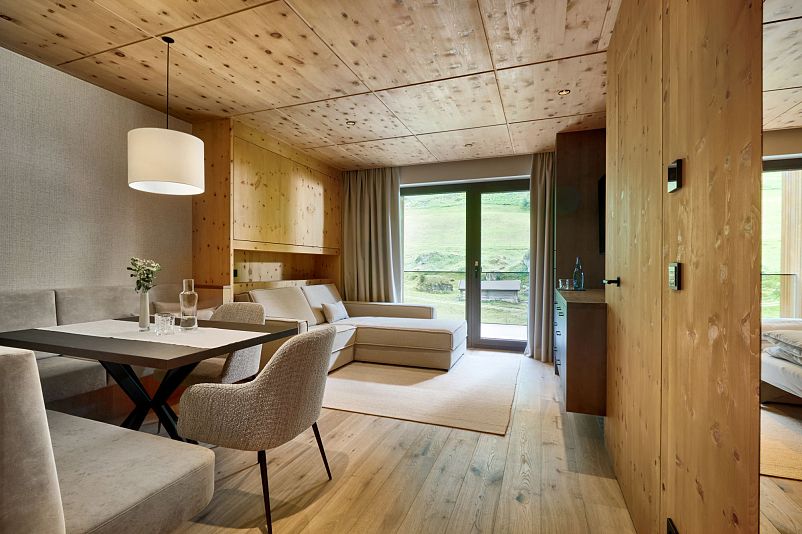 Natur Suite Family at Alpenhof Hintertux – living area with mountain view