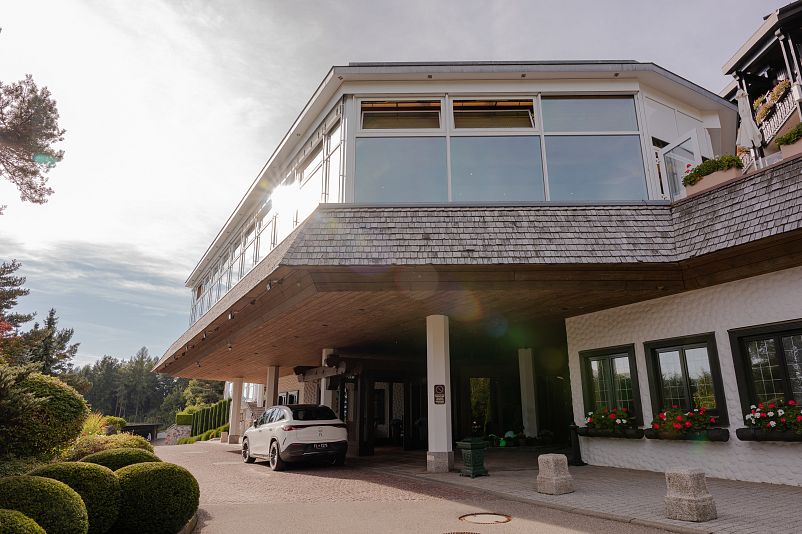 Überdachte Vorfahrt und Eingangsbereich des Hotels Vier Jahreszeiten am Schluchsee im Schwarzwald