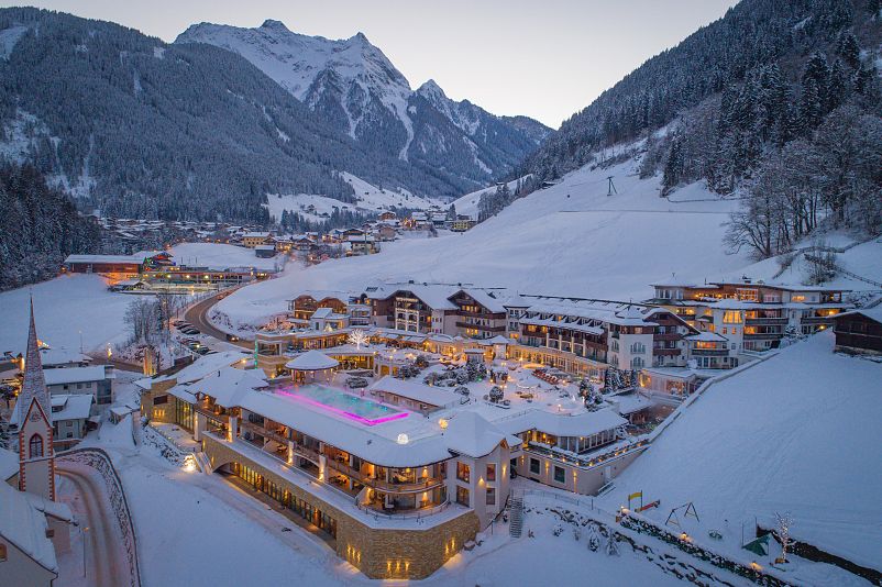 C_07 Hauptansicht Winter Abend.jpg