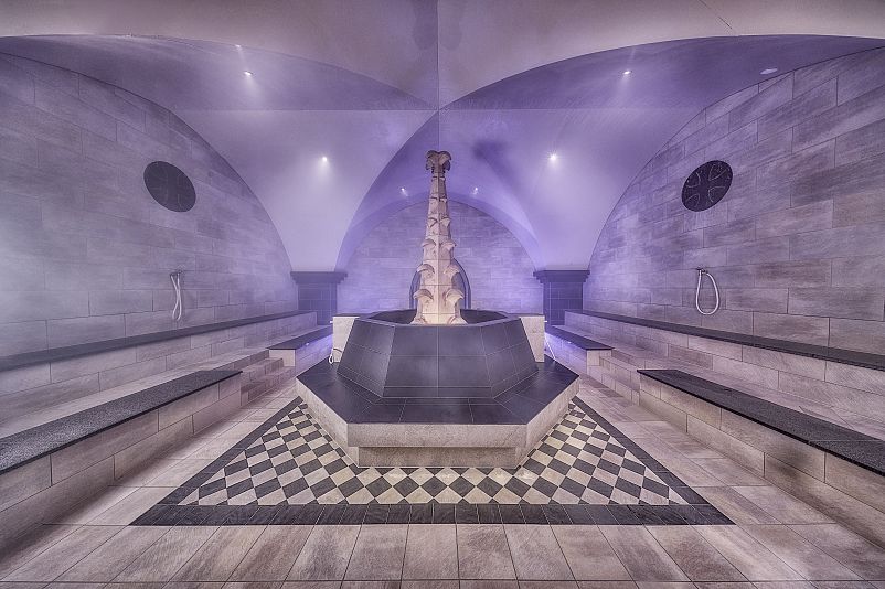 AQUA DOME – Dampfdom Hammam Violett Licht Ötztal Tirol