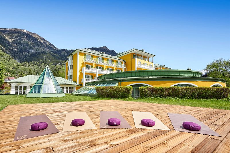 Das-Alpenhaus-Gasteinertal_Yoga_im_Aussenbereich_ahg17_1201.jpg