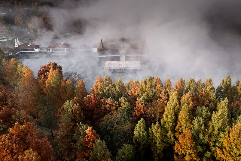 Dampfender Thermalsee Hévíz im Herbst