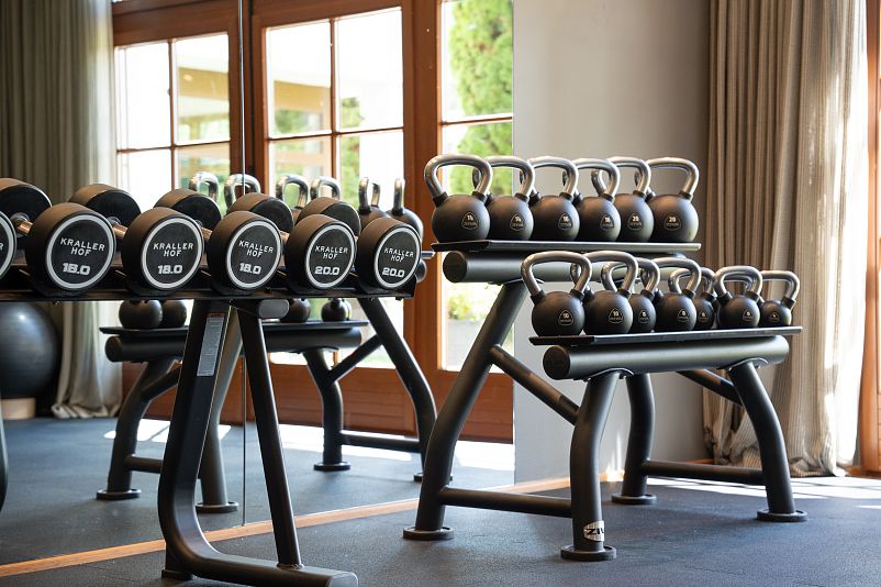 Kurzhanteln und Kettlebells im Gym des Krallerhof