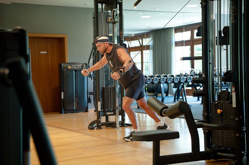 Kabelzug-Training im Fitnessraum des Krallerhof Leogang