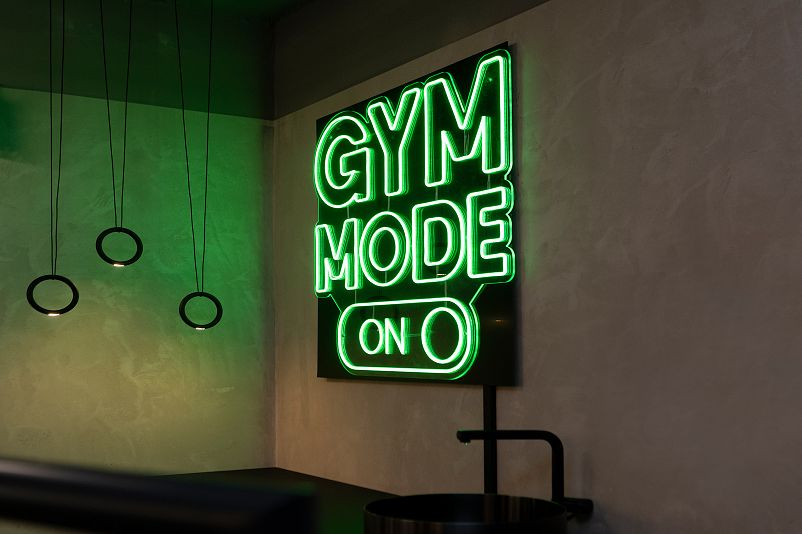 ELVA Stubaital – Fitnessstudio Neon-Schriftzug Gym Mode On