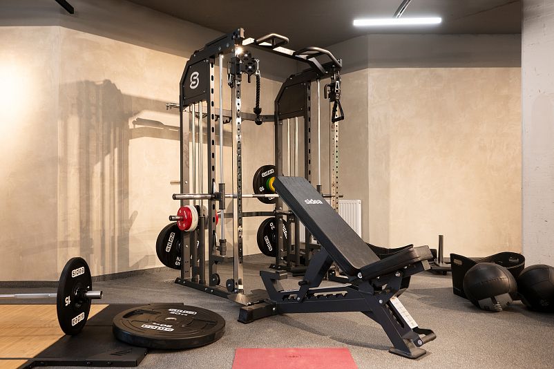 ELVA Stubaital – Fitnessstudio Multifunktionsrack mit Hantelbank und Gewichten