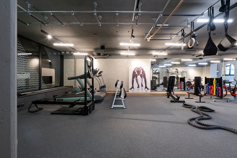 ELVA Stubaital – Fitnessstudio mit Crosstrainer, TRX, Battle Rope und Kurzhanteln