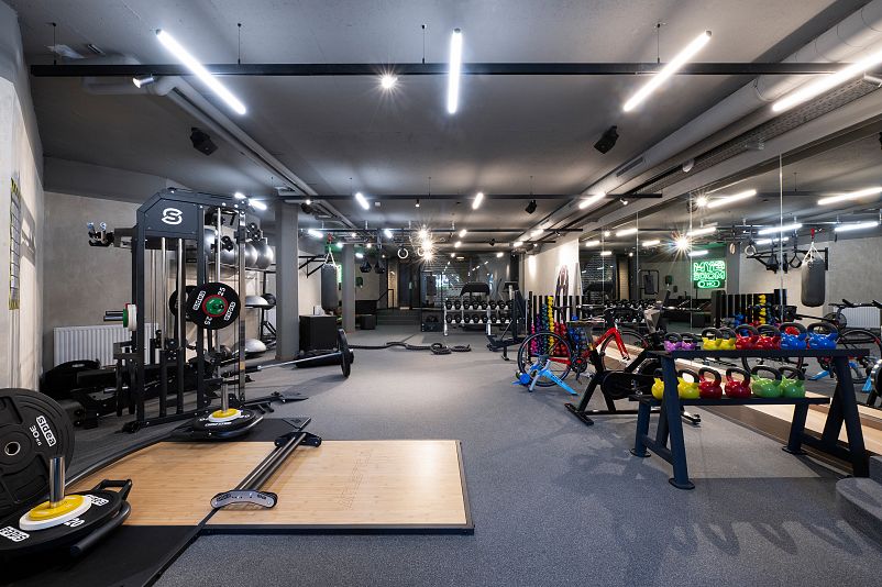 ELVA Stubaital – Fitnessstudio Gesamtansicht mit Kraft- und Ausdauerbereich