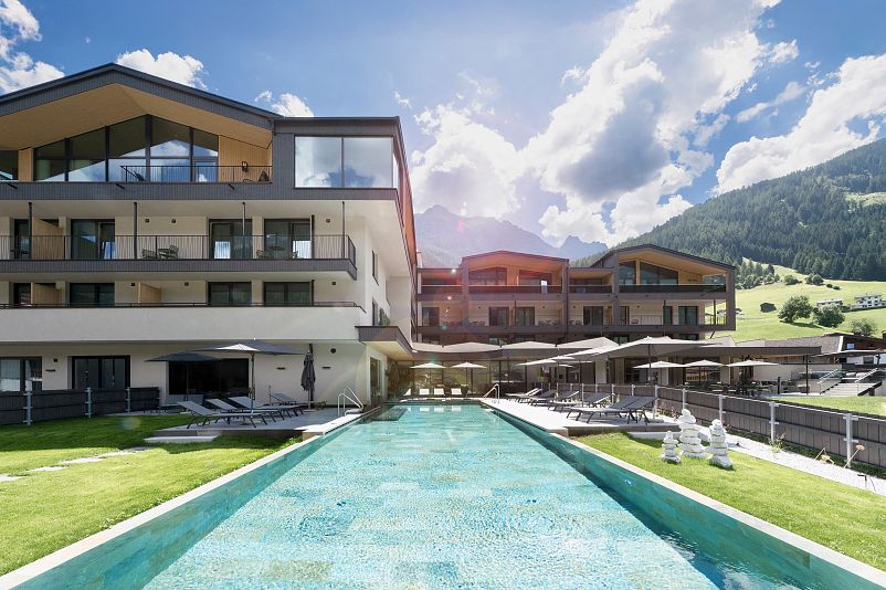 ELVA Premium Apartment Hotel Stubaital – Außenpool und Terrasse im Sommer