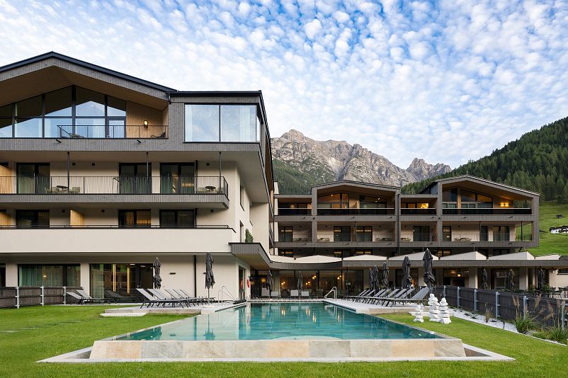 ELVA Premium Apartment Hotel Stubaital – Außenpool mit Bergkulisse Neustift