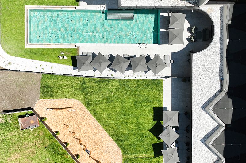 ELVA Stubaital – Außenanlage aus der Vogelperspektive mit Pool und Garten