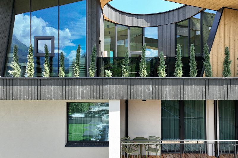 ELVA Stubaital – Architekturdetail Sky Spa Außenfassade mit Balkon