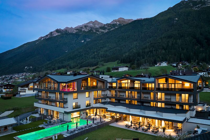ELVA Premium Apartment Hotel Stubaital – Drohnenaufnahme Abend mit Pool und Bergpanorama