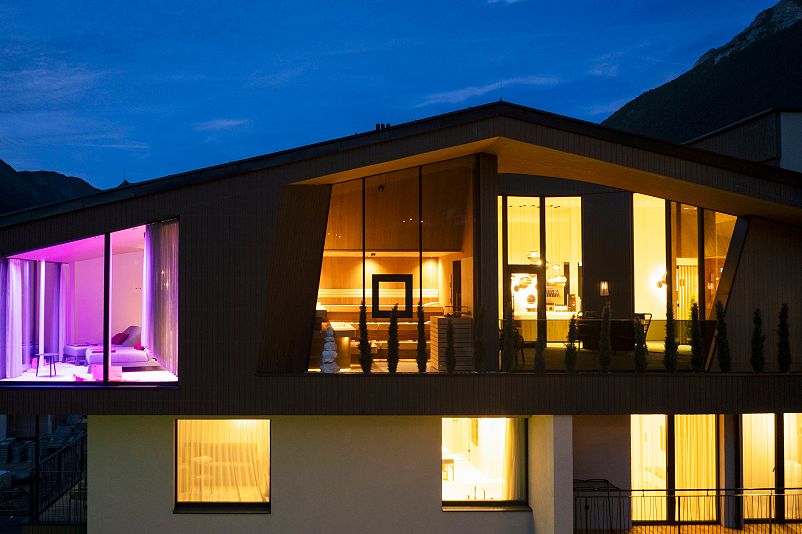 ELVA Stubaital – Nachtansicht Sky Spa, Sauna und Ruheraum beleuchtet