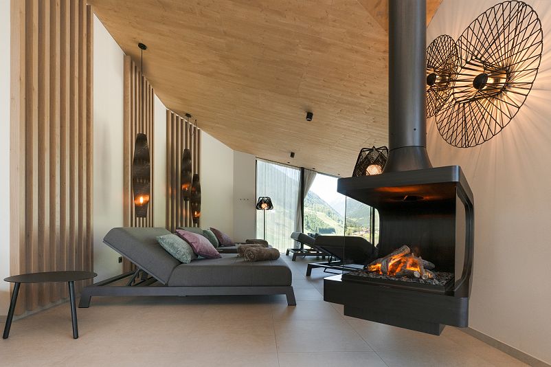 ELVA Sky Spa – Ruheraum mit Kamin und Liegebetten Stubaital
