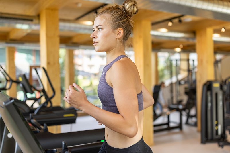 Fitness-Laufband_Sie_Seitlich.jpg