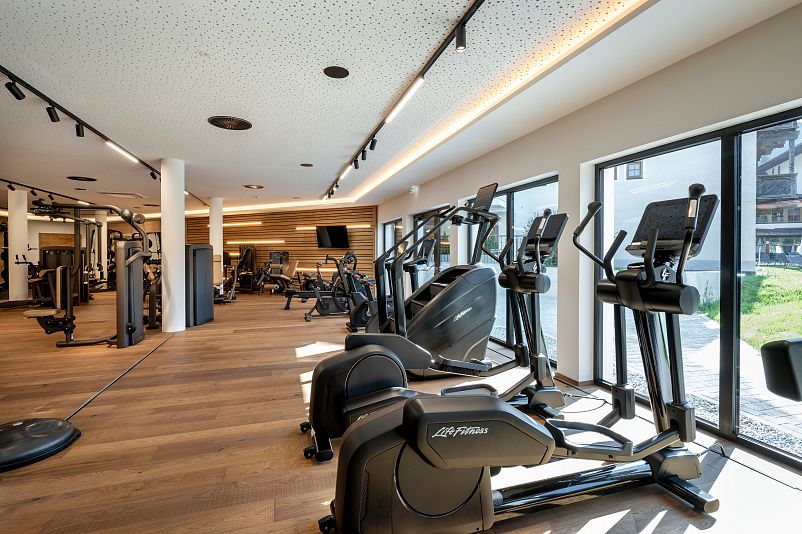 Fitnessstudio_Cardio_Laufband_Kaiserlodge_Schaffau_hotelsINshape-best fitness hotels.jpg