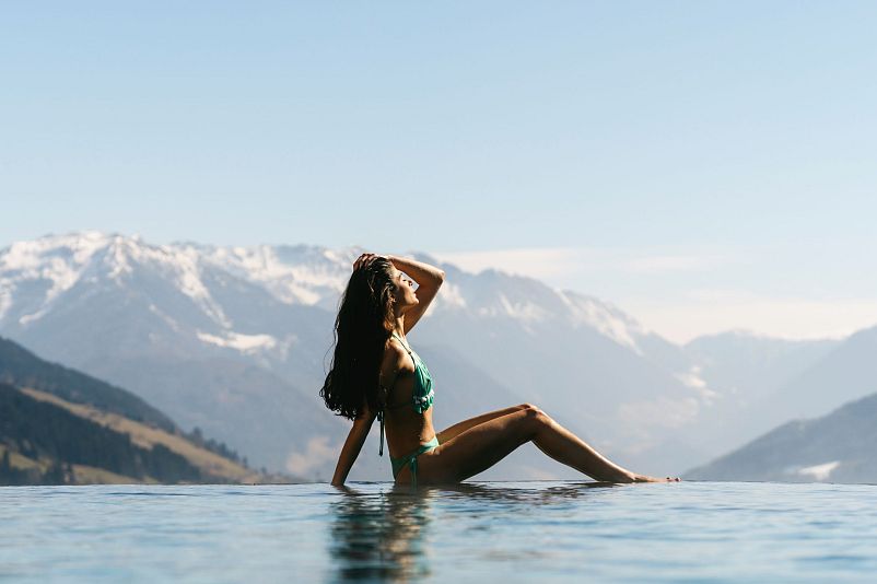 gassenhof-infinity-pool-hotelsinshaperon-huettenrauch.jpg
