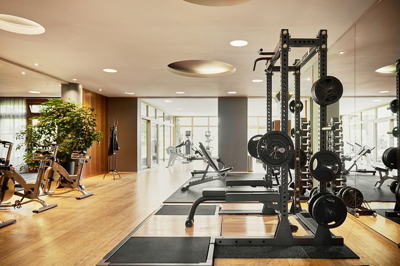 Fitnessraum mit Squat Rack im Krallerhof Leogang