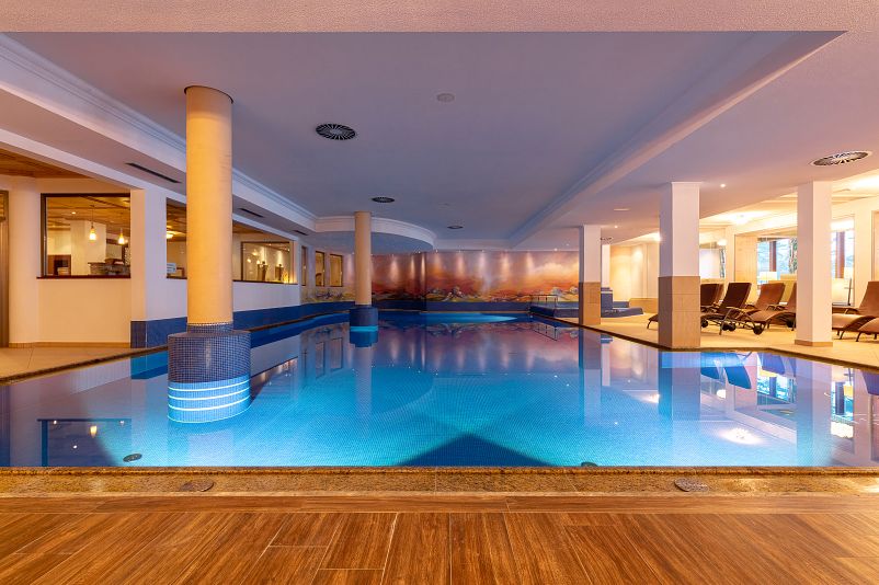 hotel-alpenhof-hintertux-alpenhof-spabereich-pool-im-innenbereich.jpg