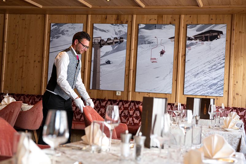 hotel-alpenhof-hintertux-restaurantbereich-oberkellner.jpg