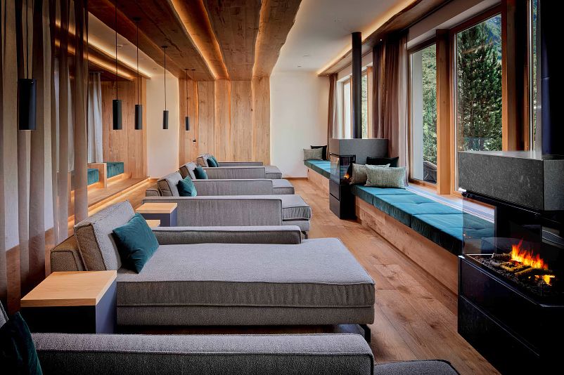 hotel-alpenhof-hintertux-spabereich-ruheraum-mit-aussicht.jpg