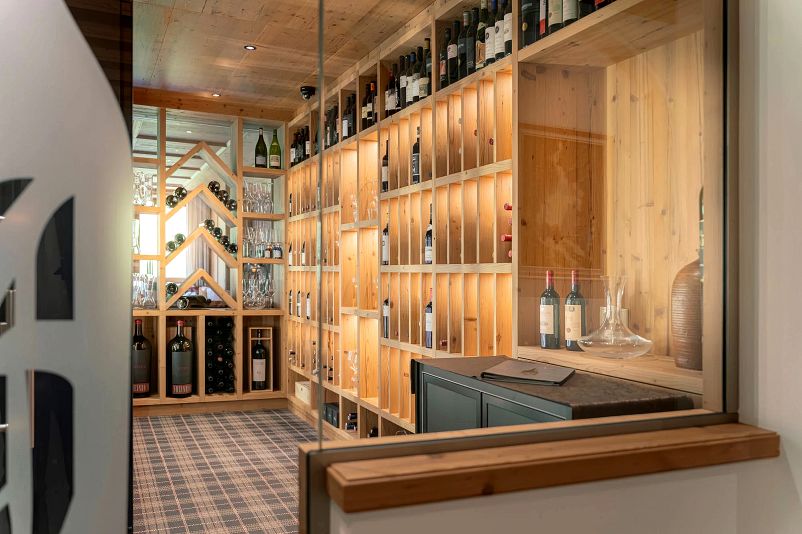 hotel-alpenhof-hintertux-weinkeller.jpg