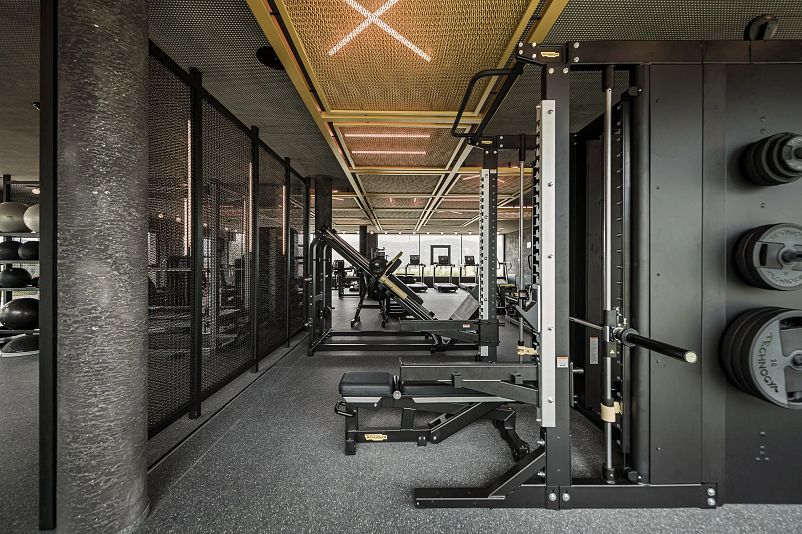 hotel-schwarz-fitnessraum2-hotelsinshapemood-1.at-2024.08.07-schwarz.135-web.webp