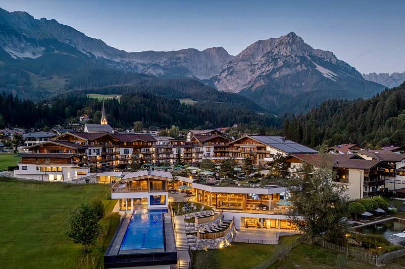 Kaiserlodge_Aussenaufnahme_abends_Wilder Kaiser_Sommer_hotelsINshape-best fitness hotels.jpg