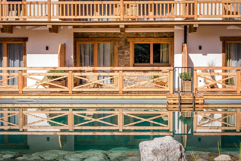 kaiserlodge-scheffau-am-wilden-kaiser-aussenanlage-detail-mit-pool-1.webp